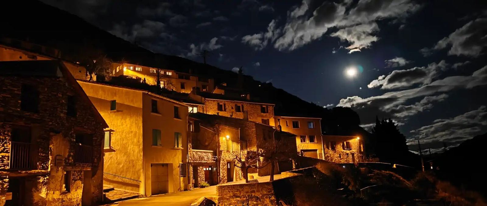 Les maisons de pierre de Nohèdes la nuit, sous la lune