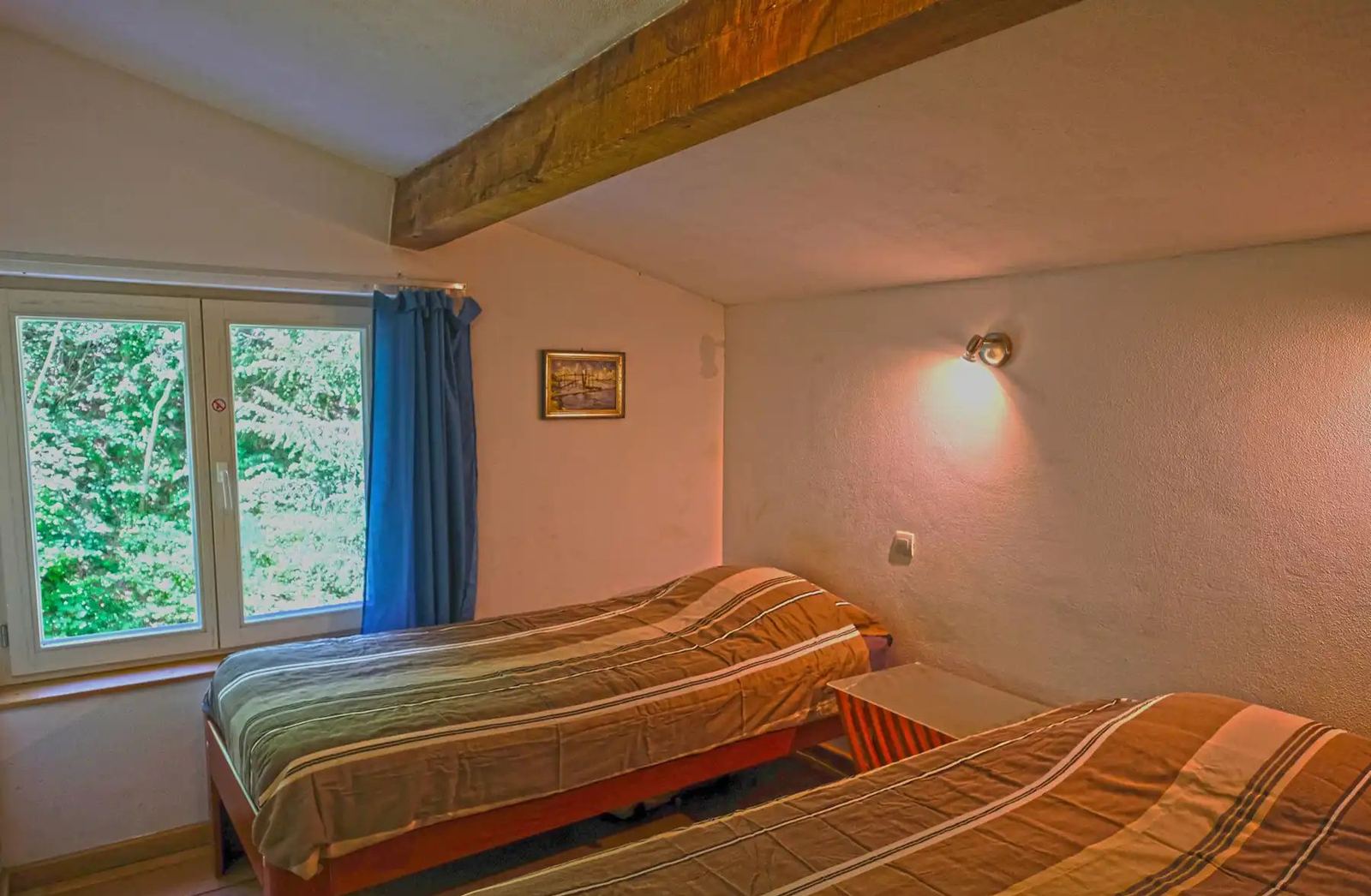 Chambre avec deux lits simples