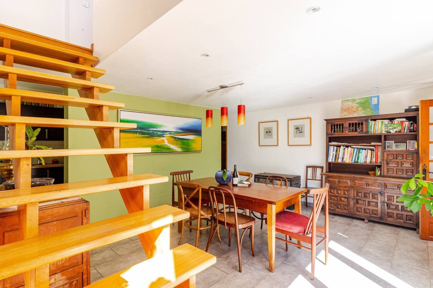 La salle à manger et l’escalier en bois