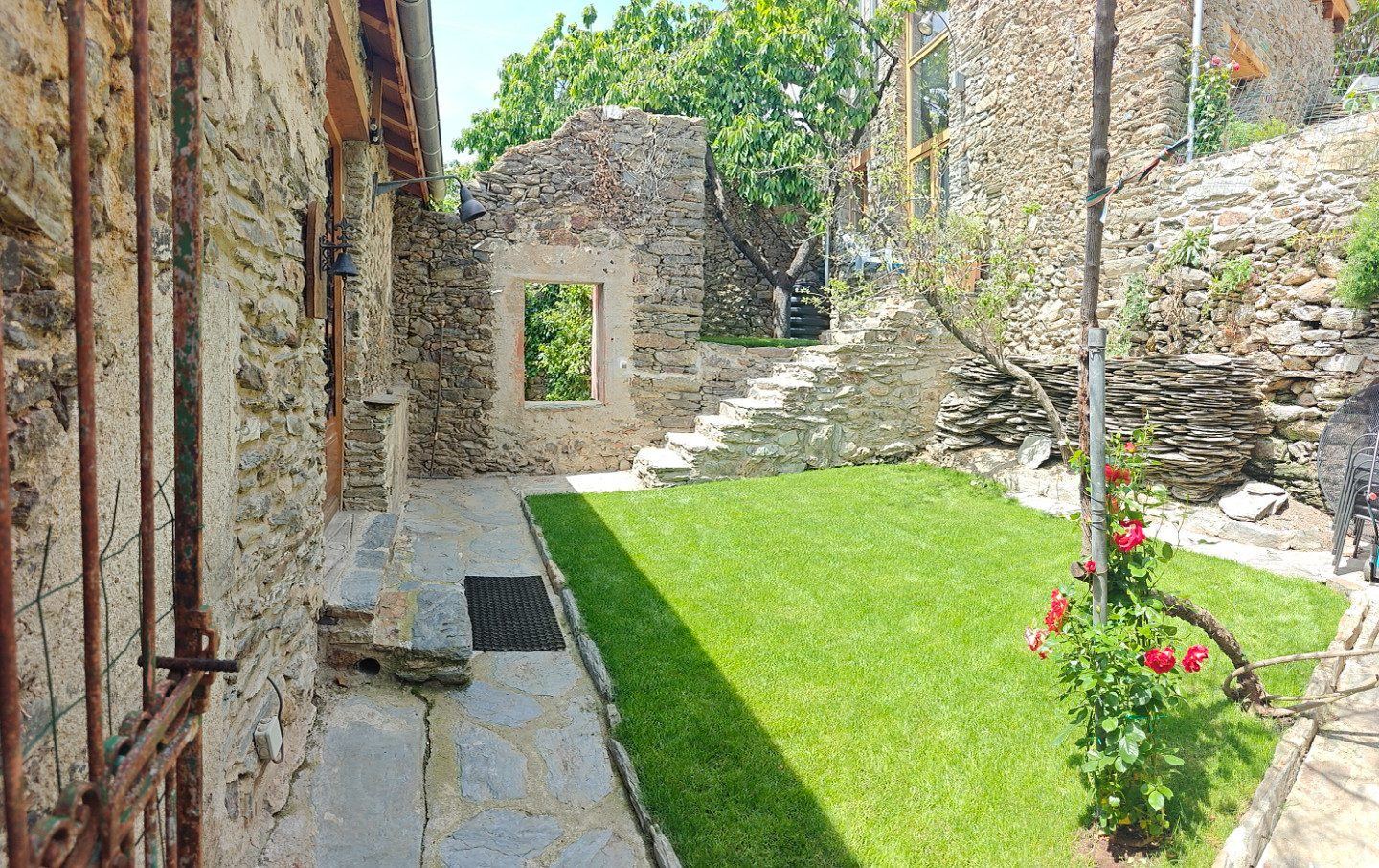 La cour, la pelouse et les rosiers